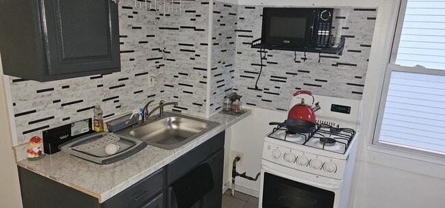 Building Photo - 6 4th Ave