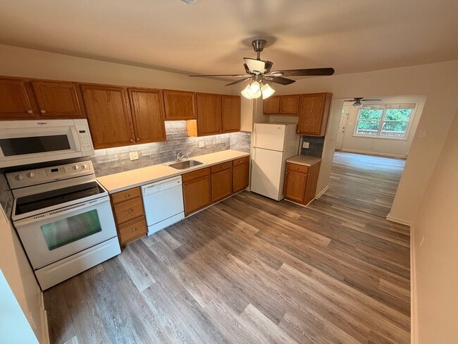 Building Photo - 2 Bedroom, 1 Bath, Spacious Apartment For Rent with Washer and Dryer