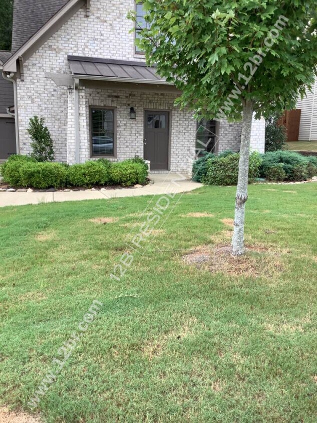 Foto principal - Exquisite 4-Bed, 2.5-Bath Home with Firepl...