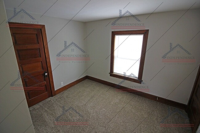 Foto del edificio - Updated, two story home, 4 bedrooms and 1 ...