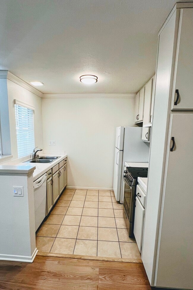 Building Photo - 23341 La Crescenta