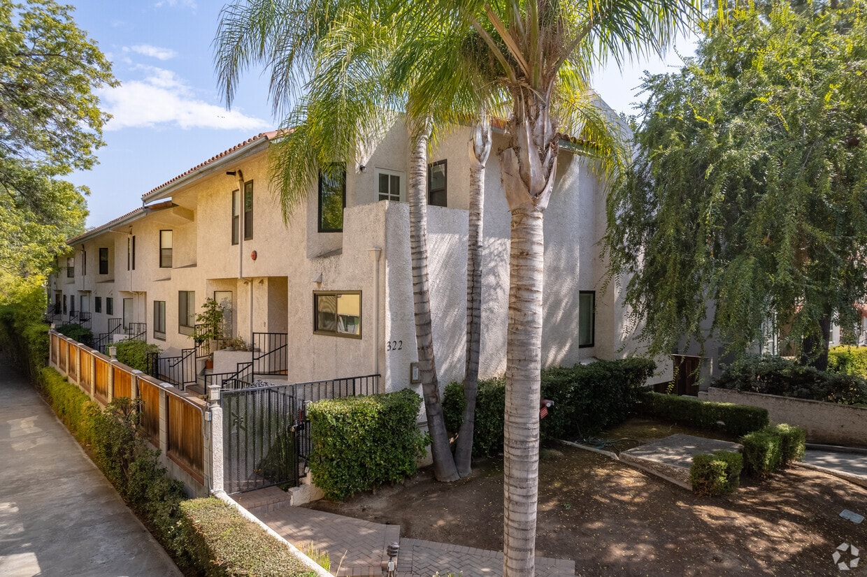 Mentor Townhomes Apartments in Pasadena, CA