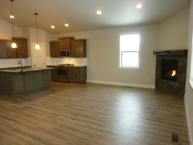 Building Photo - Single level home SW Bend