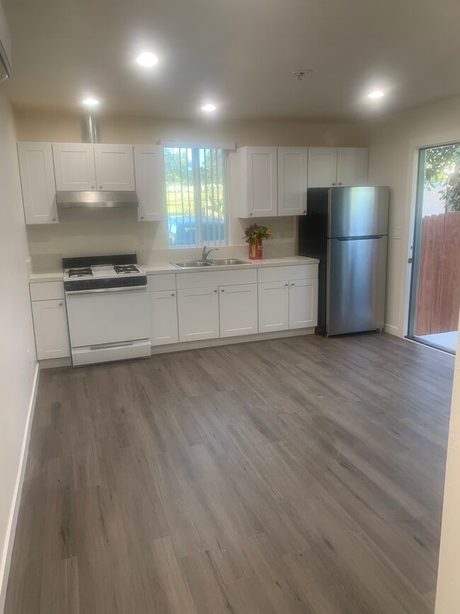 Building Photo - 4465 Hilltop Dr
