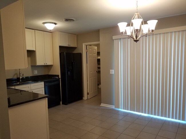 Cocina a una sala de lavandería - 524 Wessinger St