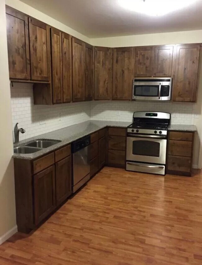 Custom cabinets with soft closing doors, granite counters, under cabinet lighting, garbage disposal - 1817 E Saint Francis Ave