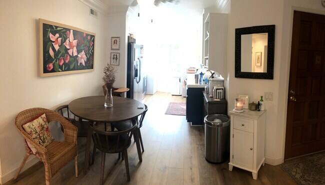 El comedor está situado entre la sala familiar y la cocina. - 23705 Sea Breeze Ln