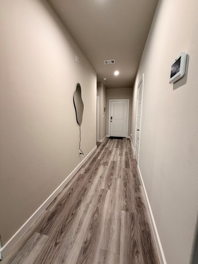 Foto del edificio - 6400 Bluebell Dr