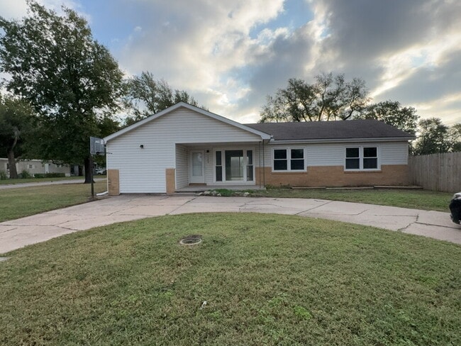 Building Photo - "Charming 3-Bedroom Home with 2 Full Baths and 1580 Sq Ft of Living Space in Wichita!"