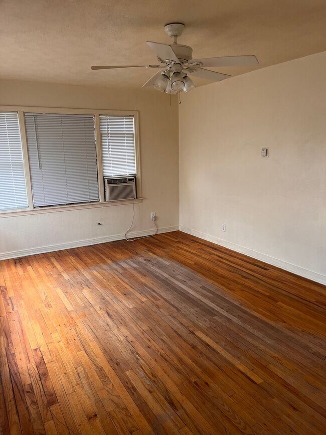 Building Photo - 2 br, 1 bath House - 1705 N Pontiac Dr