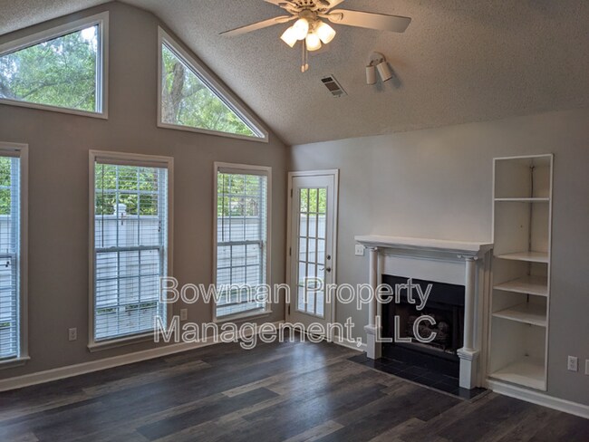 Building Photo - 145 Diamond Dr