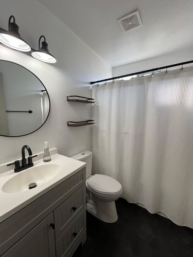 Foto del edificio - Now renting 2 bedroom Duplex