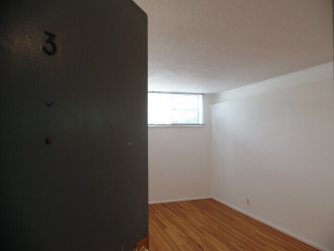 Building Photo - 2901 Claremont Ave