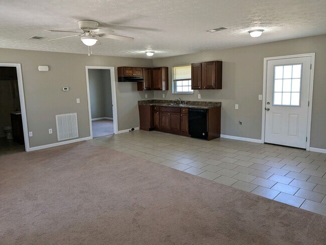 Foto del edificio - Now accepting application for 3 bedroom 2 bath brick home in White Pine, TN