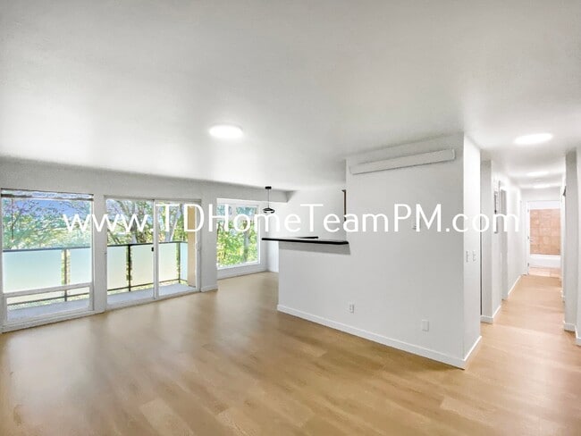 Building Photo - "Chic 2-Bed Condo with Scenic Views & Gran...