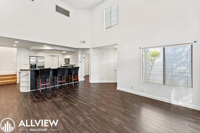 Foto del edificio - Beautifully Upgraded 2 Bed, 2 Bath + Den W...