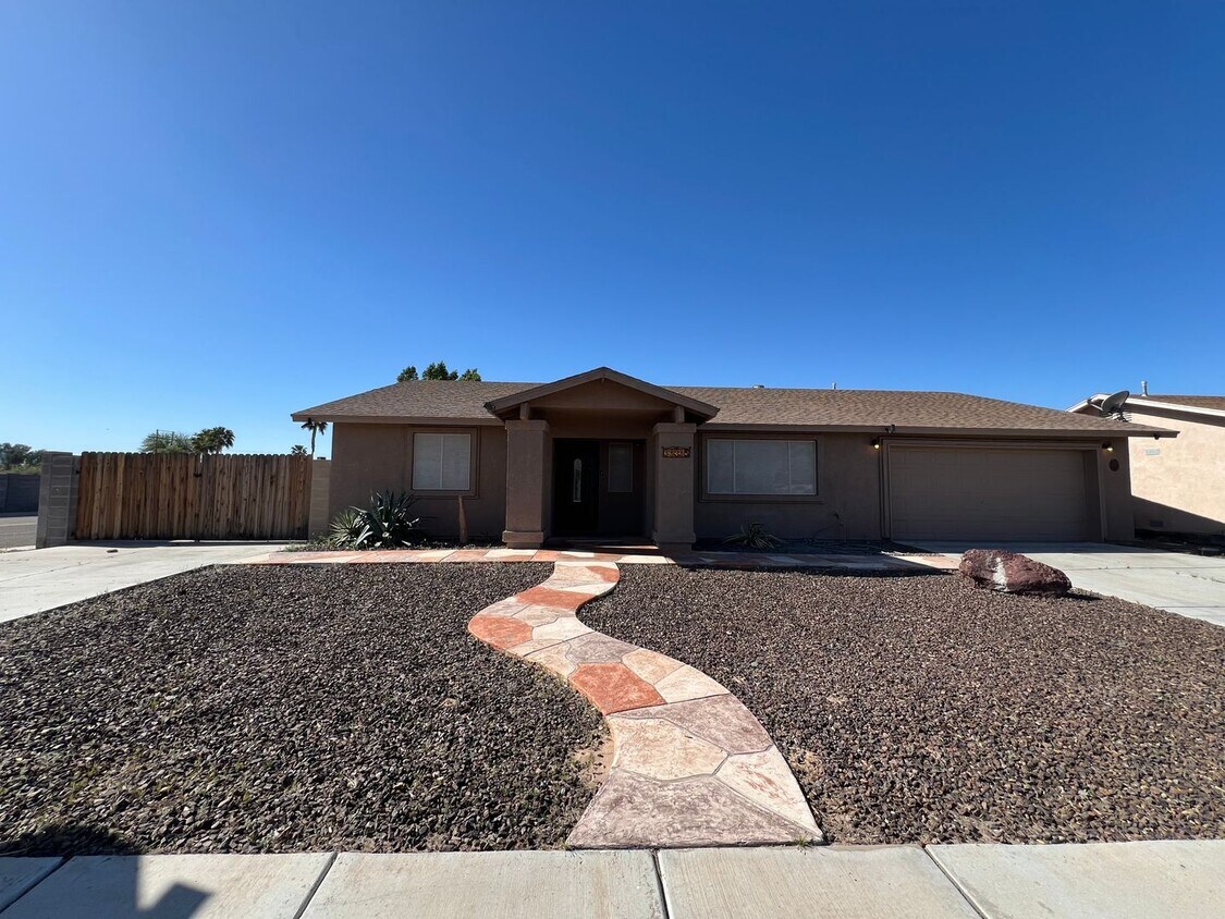 Foto principal - 4 BEDROOM POOL & SOLAR HOME!
