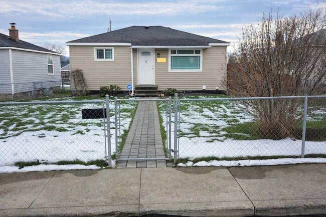 Building Photo - 4106 E Fairview Ave