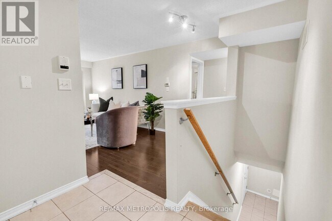 Photo du bâtiment - 669A Warden Ave.
