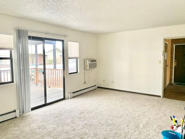 Foto del edificio - Large Two-Bedroom Apartment with Private H...