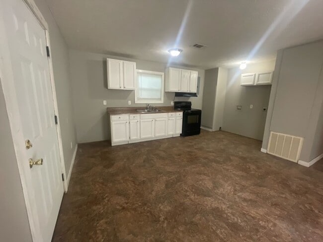 Building Photo - Renovated 2 Bedroom 1 Bath Unit for Rent!