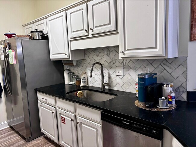 Granite Countertops - 111 Fountain Pointe Ln