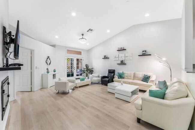 Foto del edificio - Charming Single-Story Townhome with Vaulted Ceilings in a Gated Northwest Community!