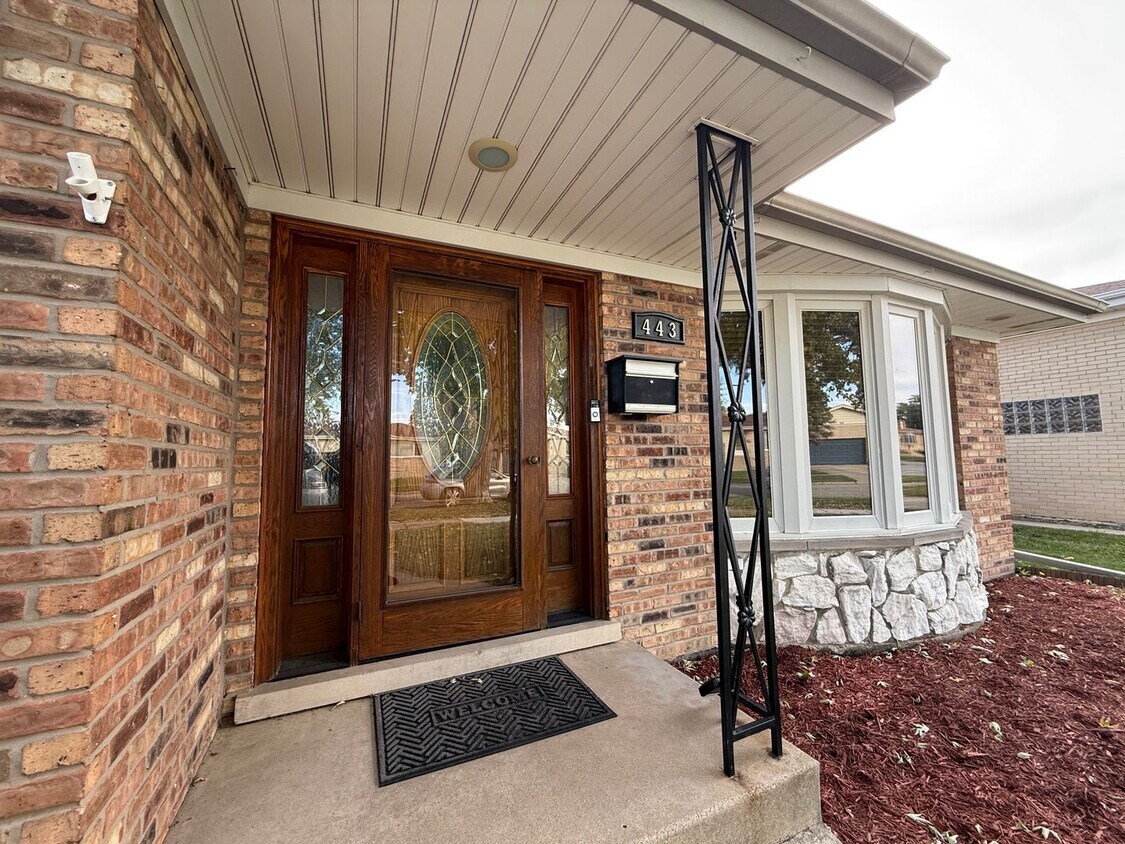 Foto principal - 3bed/2bath Home Fenced Yard Deck 2 Car Garage