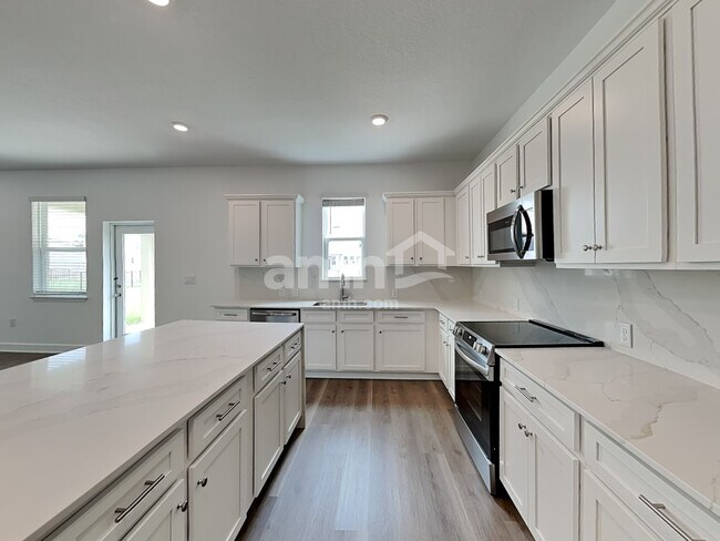 Building Photo - 2915 19th Ave W