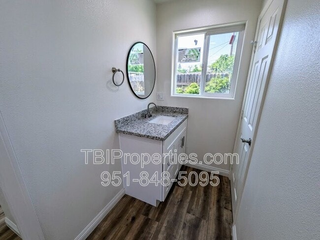 Foto del edificio - 156 E Marshall Blvd