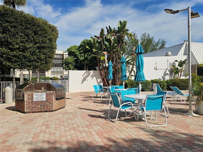 Building Photo - 20400 W Country Club Dr
