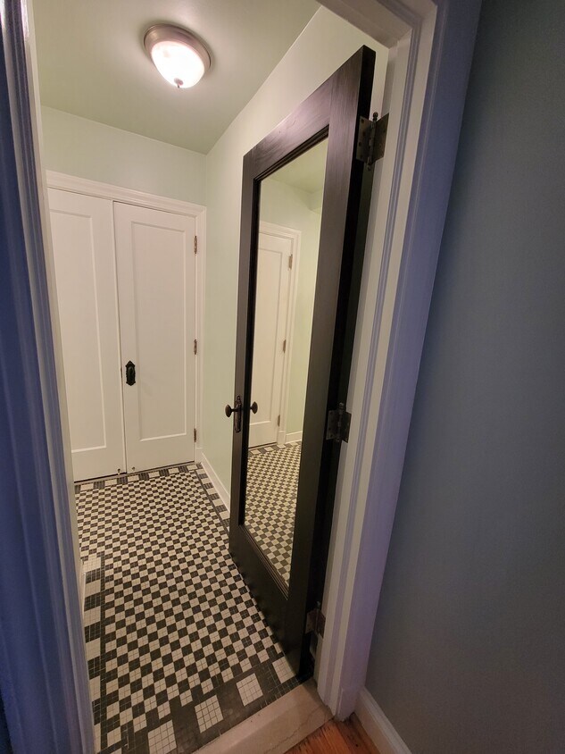 Primary Photo - 15 E Kirby St
