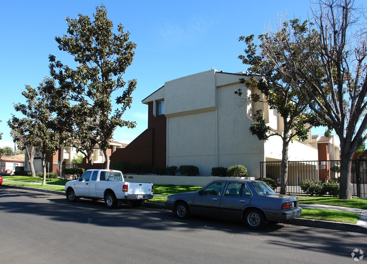 Foto del edificio - Denny Place & Willow Wood Apartments