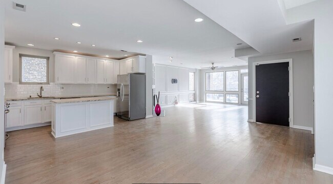 Building Photo - 308 W Evergreen Ave