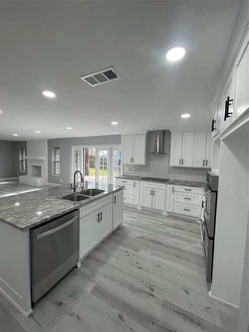 Building Photo - Room in House on Springhill Dr