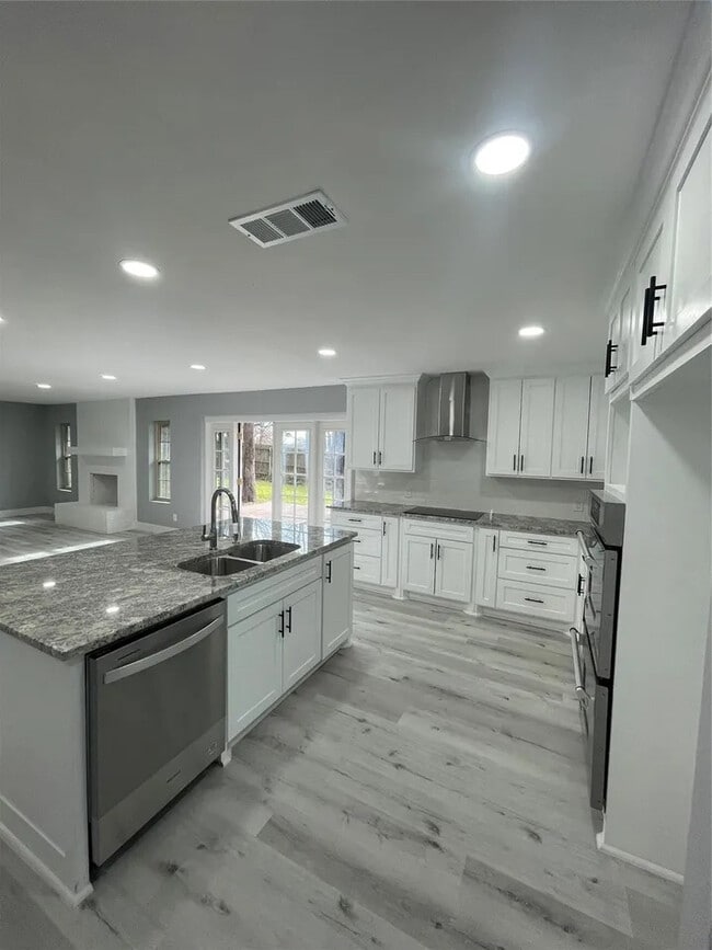 Building Photo - Room in Single Family Home on Springhill Dr