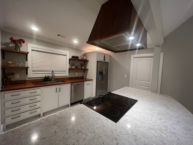 Building Photo - 40 Oak Forest Dr