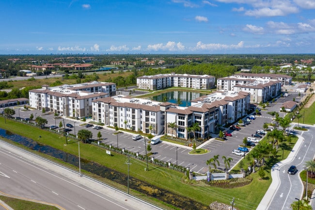 Building Photo - Legacy Naples