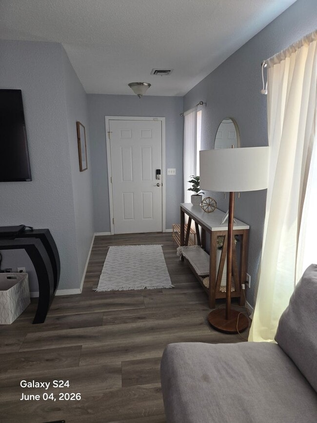 Building Photo - 3 Bedroom Home, 2 Bath, Furnished