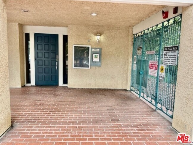 Foto del edificio - 18307 Burbank Blvd