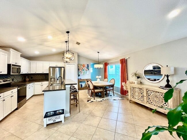 Foto del edificio - 2/2 UNFURNISHED - ADORABLE BUNGALOW- WITH GARAGE/GATED COMMUNITY