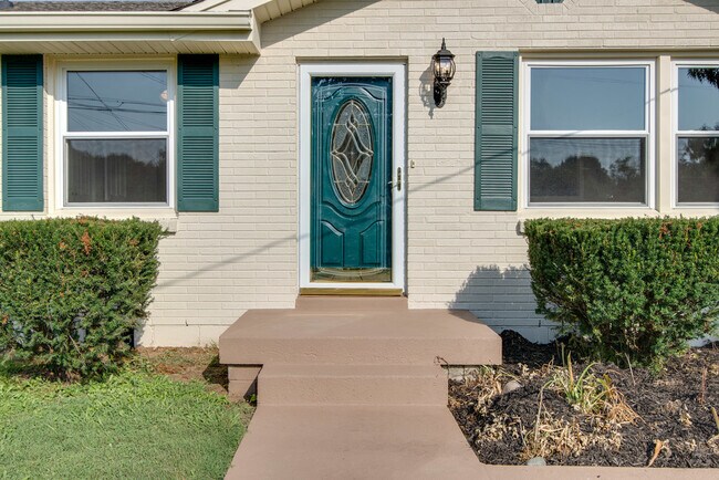 Building Photo - 123 Greenlawn Dr