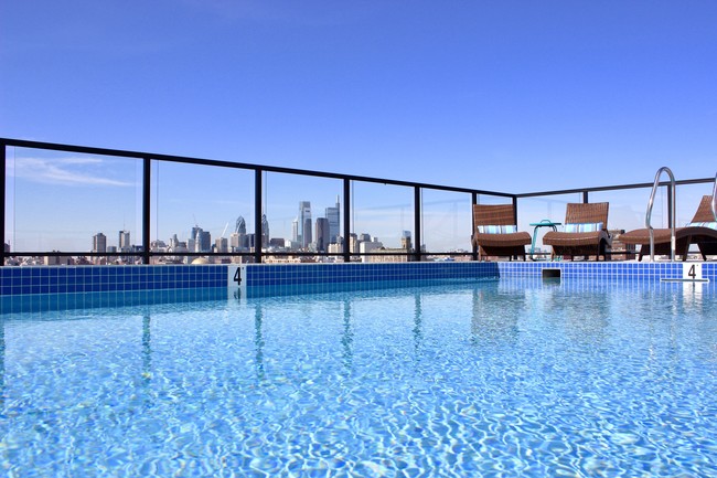 Piscina panorámica en la azotea - Umbrella Building