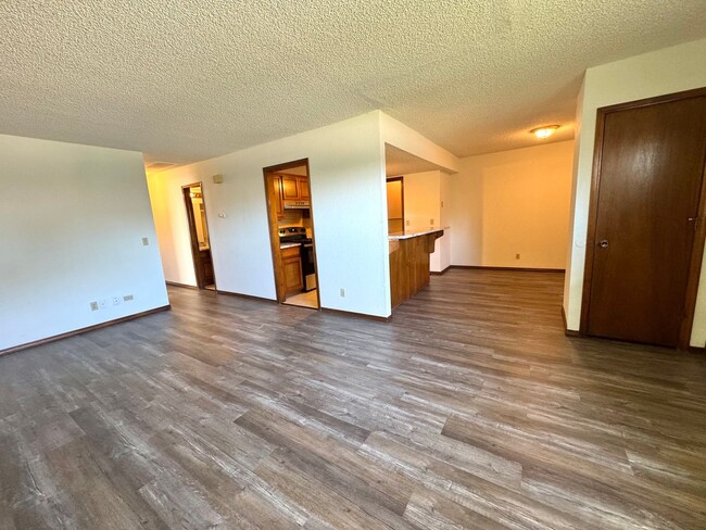 Building Photo - 3 bedroom 2 full bathroom Duplex home in B...