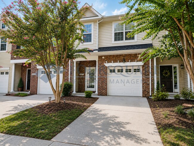Foto del edificio - Lovely 3-Bedroom Townhome with Fireplace, Back Patio  & Community Amenities Included! Convenient ...