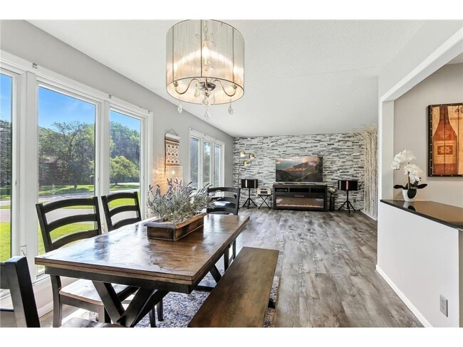 Building Photo - 455 Black Oaks Ln N