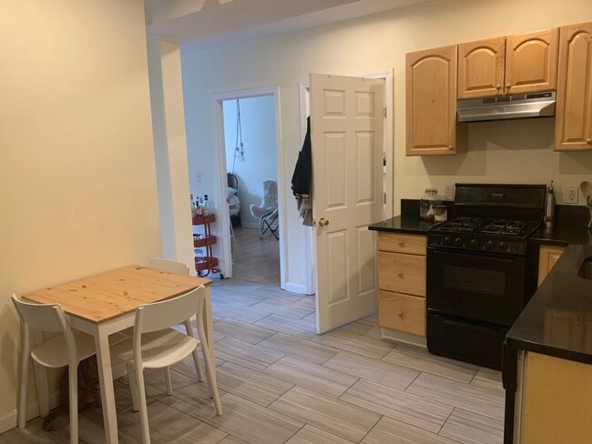 Building Photo - 220 Hanover St