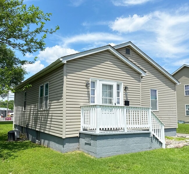 Building Photo - Move in Ready...917 Grand Ave, Madison, IL...