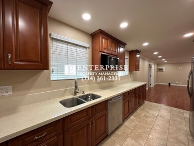 Foto del edificio - Charming 2-Bedroom Home with Bonus Room (3...