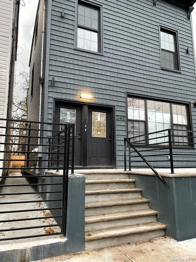 Primary Photo - 242 Warwick St
